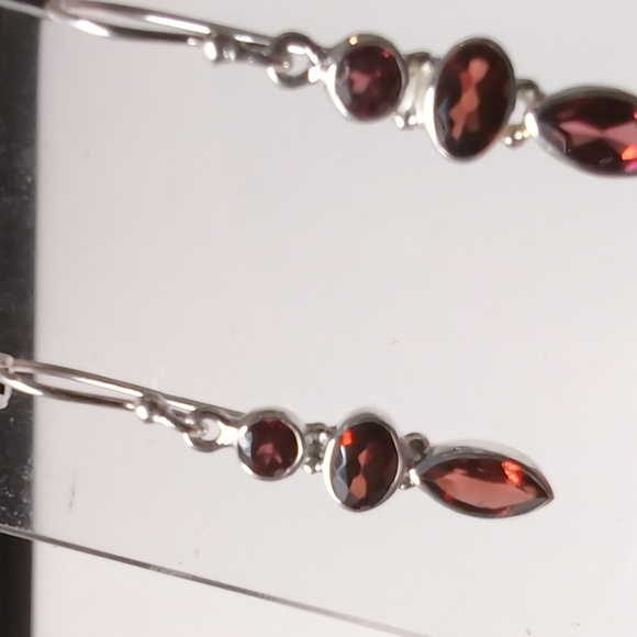 - 🆕 GARNET FACETED TRIPLE STONE EARRINGS ❤️❤️❤️ SOLID STERLING SILVER 925. - Picture 3 of 5